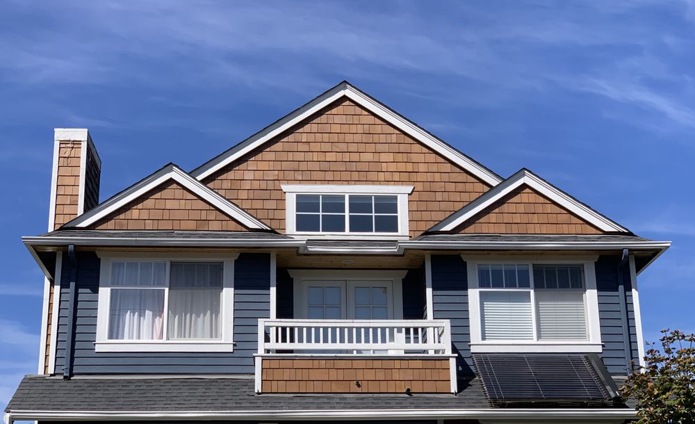 Picture of the front of a home with new siding installed by EcoSide